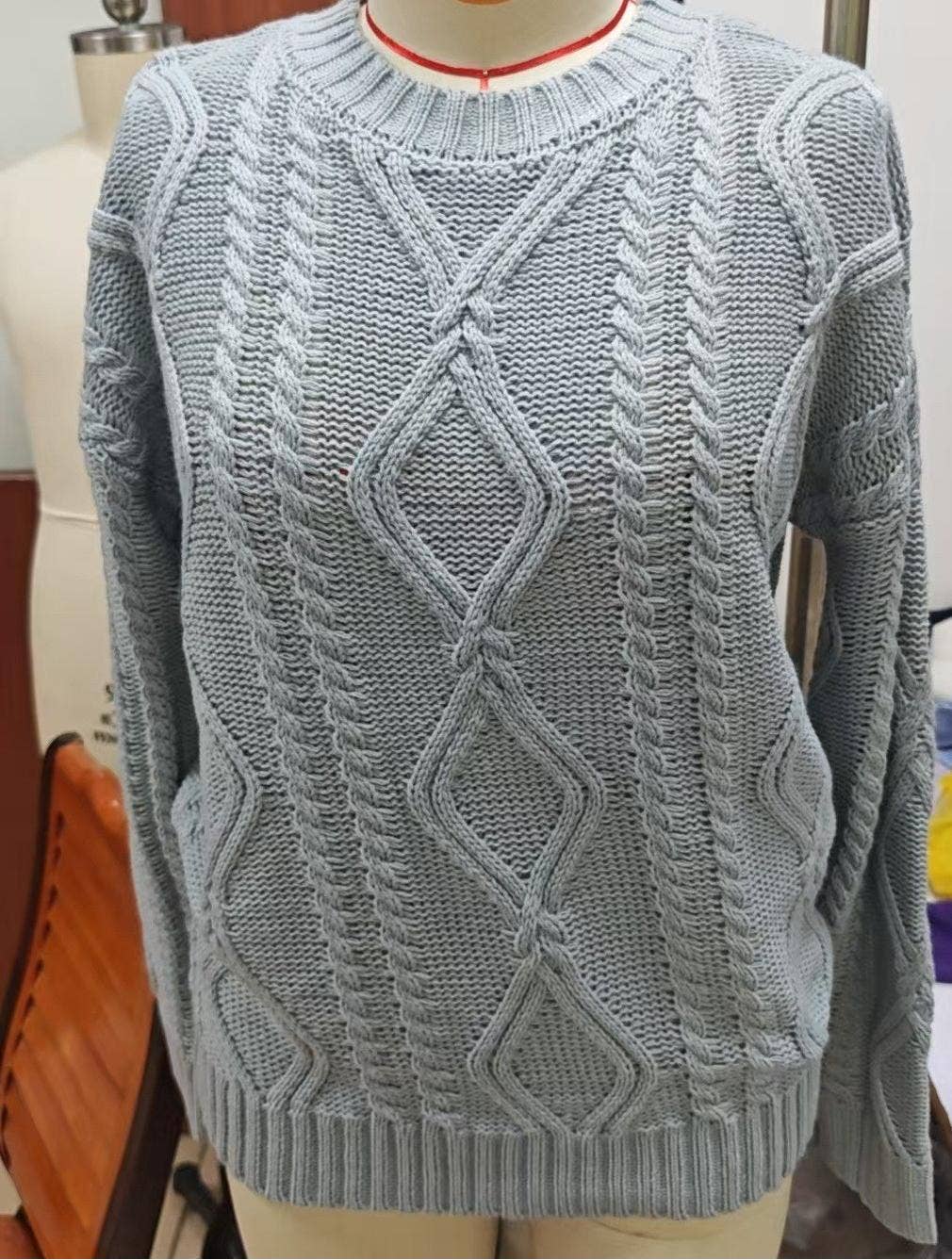 Round-neck crochet cable knit sweater – Pink