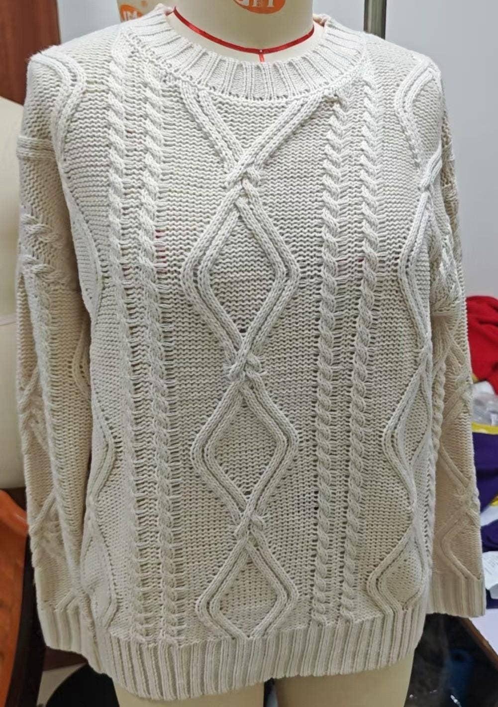 Round-neck crochet cable knit sweater – Pink